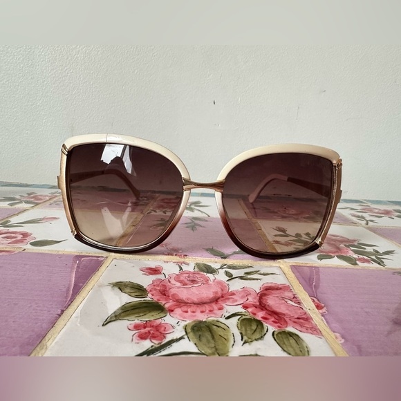 Gucci Women's Brown Cream Gold Oversized Sunglasses - Picture 2 of 11